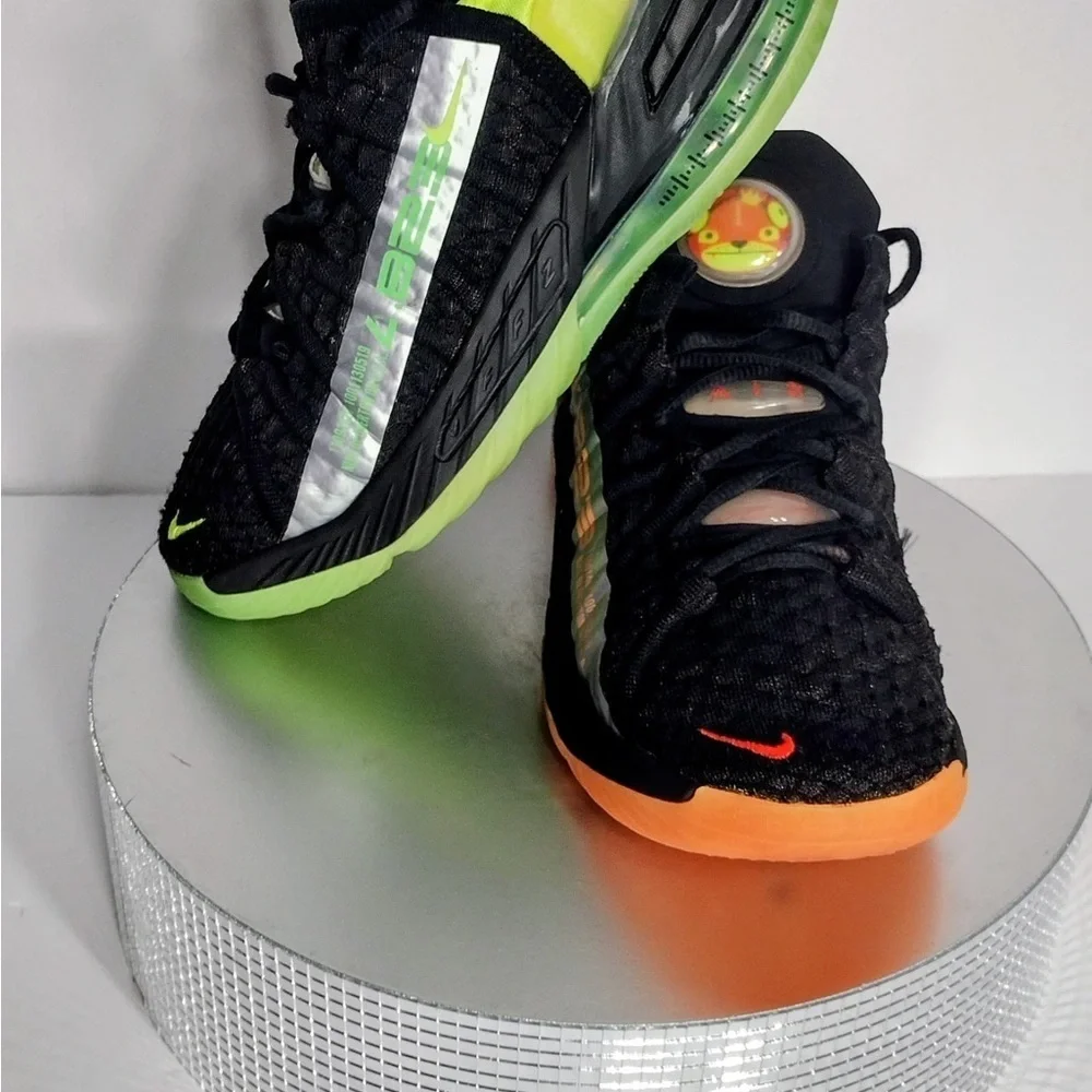 Nike Black and Neon Nike sneakers size 5.5 Y pre owned good condition